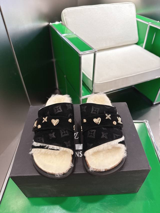 K002 Louis Vuitton × Birkensto联名合作款博肯 万年经典勃肯软底强势推出，一个品牌就是一个类型，其构造鉴于人体工学设计，让脚完全解放