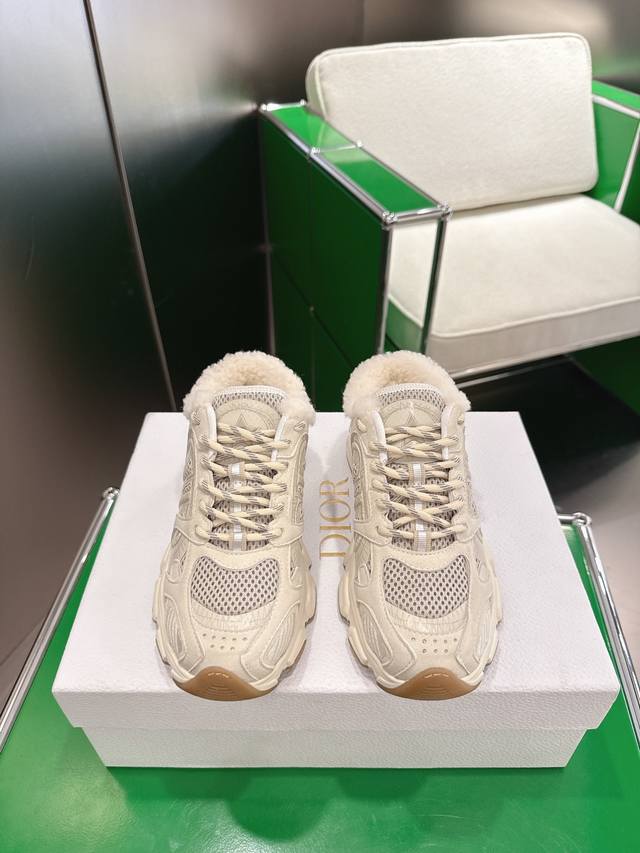 Dior 迪奥半拖运动鞋 以的高订风格重新演绎跑步鞋。网眼织物搭配白色和天蓝色皮革效果镶片，两侧的标志、鞋舌上的星星补丁和后侧的标志，诸多经典细节彰显格调。采用