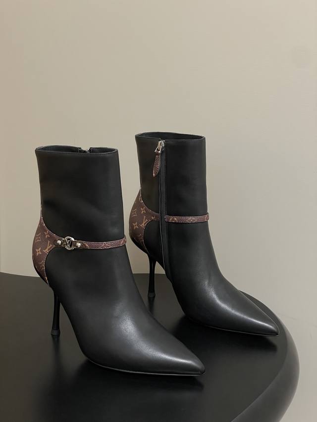 25Ss早秋新款Louis Vuitton Lv Legacy 及踝靴尖头高跟短靴侧拉链老花皮带短靴 本款 Legacy 及踝靴取材光滑牛皮革，搭配宛若品牌传统