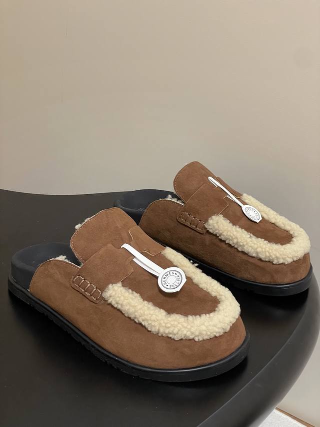 顶级品质 Hermes 爱马仕 H家 Go穆勒鞋系列 经典款二舅拖鞋穆勒羊毛半拖鞋休闲懒人鞋勃肯毛拖鞋 这双鞋子融合了奢华、休闲与时尚等多种风格元素。爱马仕的品