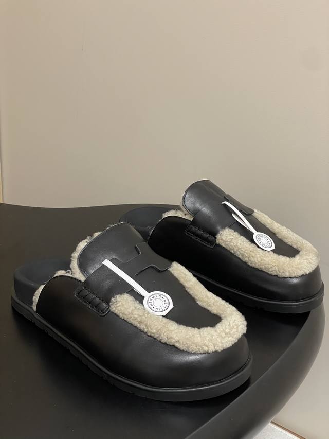 顶级品质 Hermes 爱马仕 H家 Go穆勒鞋系列 经典款二舅拖鞋穆勒羊毛半拖鞋休闲懒人鞋勃肯毛拖鞋 这双鞋子融合了奢华、休闲与时尚等多种风格元素。爱马仕的品