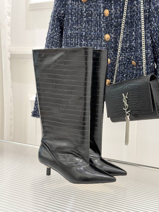 厂价 Jacques 25Wf新品尖头猫跟长靴 极简主义设计风格又复古 标志性尖头剪裁纵向延伸脚型 从脚踝到小腿勾勒流畅轮廓 让粗腿或宽脚也能拥有纤细视觉感。