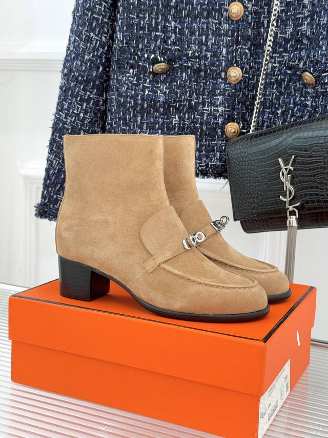 厂价 HermèS 爱马仕25Wf秋冬新品 Kelly扣复古粗跟短靴 它传承爱马仕百年匠心工艺 每一处细节都彰显非凡品质。 标志性Kelly扣点缀于靴面 闪耀金