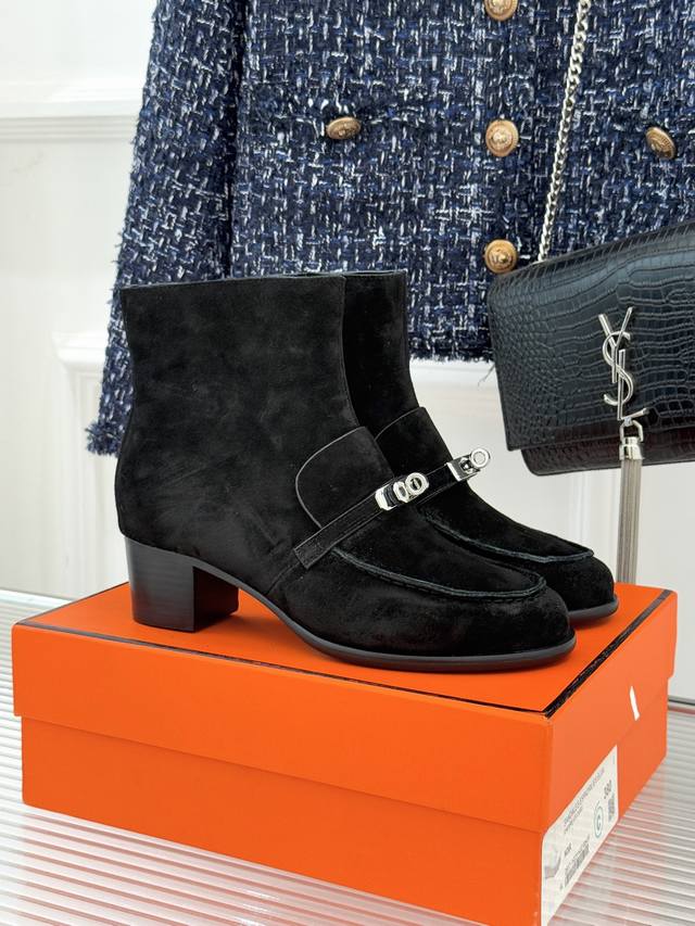 厂价 HermèS 爱马仕25Wf秋冬新品 Kelly扣复古粗跟短靴 它传承爱马仕百年匠心工艺 每一处细节都彰显非凡品质。 标志性Kelly扣点缀于靴面 闪耀金