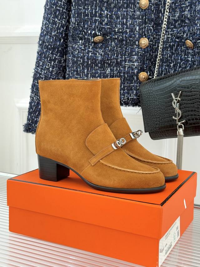 厂价 HermèS 爱马仕25Wf秋冬新品 Kelly扣复古粗跟短靴 它传承爱马仕百年匠心工艺 每一处细节都彰显非凡品质。 标志性Kelly扣点缀于靴面 闪耀金
