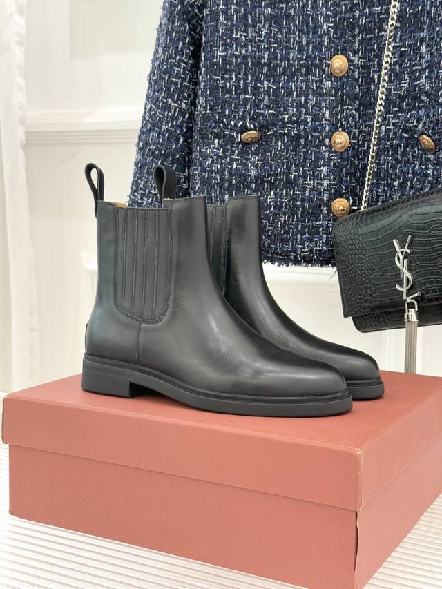 厂价 Loro Piana Lp60Wf秋冬新品复古 极简切尔西短靴 这款短靴以“隐奢美学”重塑日常格调 让每一步都成为低调品味的无声注解。 鞋型延续切尔西靴的