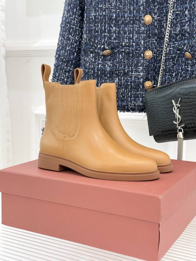 厂价 Loro Piana Lp60Wf秋冬新品复古 极简切尔西短靴 这款短靴以“隐奢美学”重塑日常格调 让每一步都成为低调品味的无声注解。 鞋型延续切尔西靴的