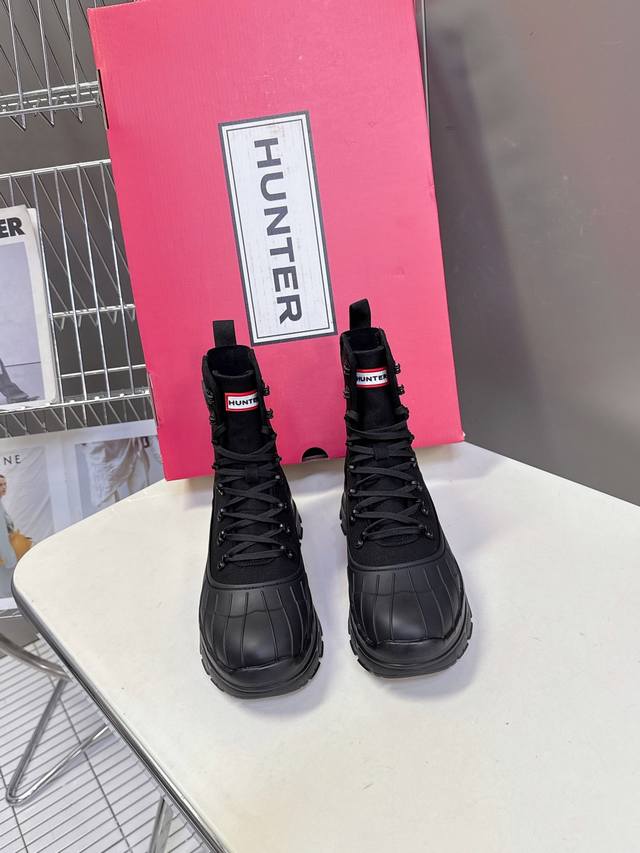 Hunter秋冬专柜最新款马丁靴 超多明星网红种草 时尚博主同款 秋冬力推单品！超火的雨靴品牌 终于出常规马丁靴了 复古欧美风格 炸街必备单品 品牌Logo点缀