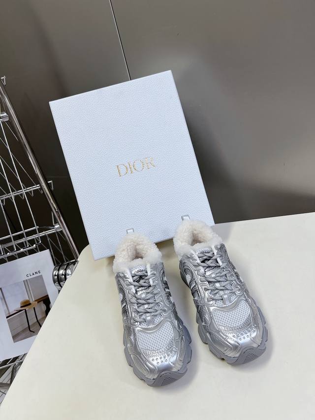 Dior迪奥Chrono系列运动鞋出毛里了 这款Dior Chrono运动鞋延续经久不衰的轮廓，采用网纱精心制作，所以上脚会特别的舒服哦 饰以Cd特殊工艺Log