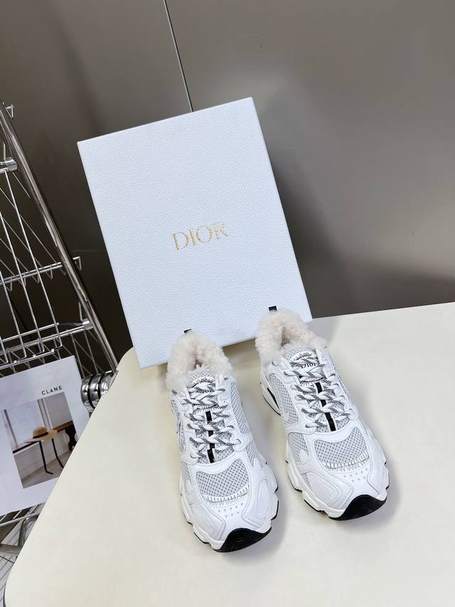 Dior迪奥Chrono系列运动鞋出毛里了 这款Dior Chrono运动鞋延续经久不衰的轮廓，采用网纱精心制作，所以上脚会特别的舒服哦 饰以Cd特殊工艺Log