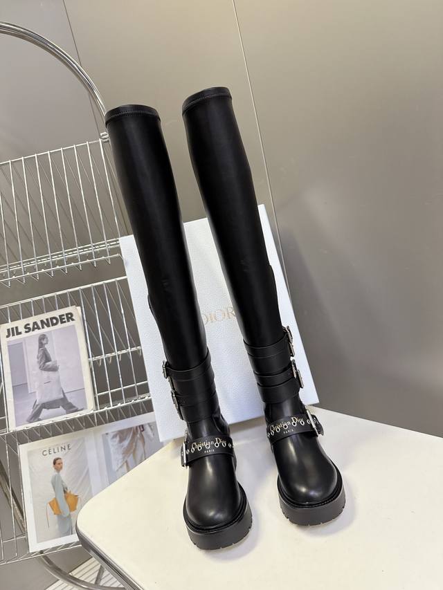 Dior迪奥秋冬最新走秀款朋克风带子长靴 超多明星时尚博主种草 D家这一季好看的款式真的是太多了 复古朋克风的设计 极具辨识度的Logo点缀 品牌价值拉满 当下