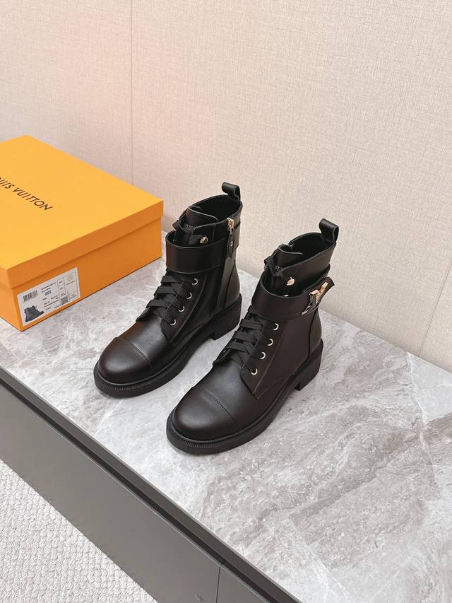 路易威登Louis Vuitton秋冬最新款马丁靴 超多明星时尚博主种草 原版一比一复刻打造 版型超级正 最新时尚的设计 火遍全网的靴子，上脚又酷又时髦 靴筒处