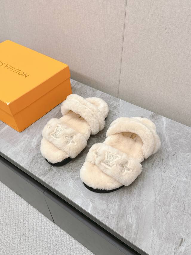 Lv路易威登最新款秋冬新款纯羊毛拖厚底增高外穿羊毛拖 菱格交叉羊毛拖 菱格二字羊毛拖，小个子必入款 增高显瘦 精致高级 慵懒又不乏高级感，毛茸茸的太可爱了！鞋面
