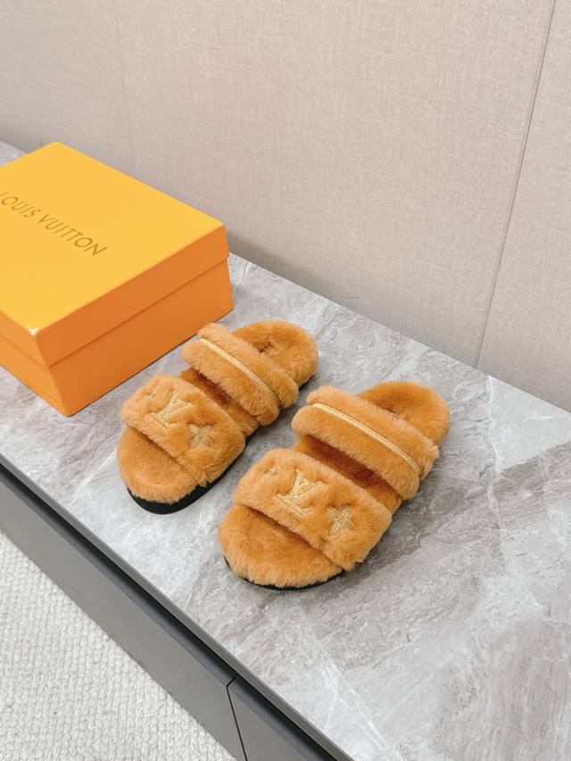 Lv路易威登最新款秋冬新款纯羊毛拖厚底增高外穿羊毛拖 菱格交叉羊毛拖 菱格二字羊毛拖，小个子必入款 增高显瘦 精致高级 慵懒又不乏高级感，毛茸茸的太可爱了！鞋面