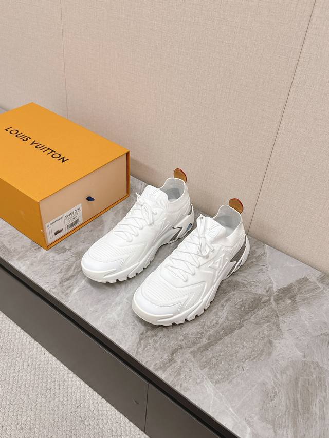 Louis Vuitton 路易威登最新款 运动鞋 休闲鞋 超多明星时尚博主种草 Lv运动鞋以摩登笔触焕新设计 立体空压飞织材料 脚感超级舒服 滴胶工艺描绘出图
