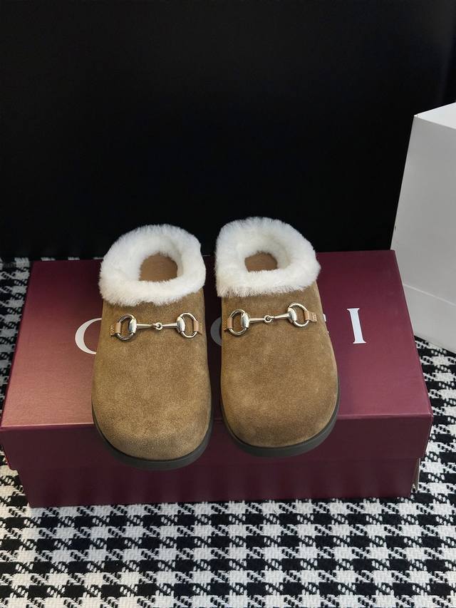 厚底博肯鞋！ 作为设计传承的杰出代表，乐福鞋生动彰显经典优雅格调。这款鞋履采用品牌标志信字母图案成就隽永经典这款鞋材质柔软，廊形精致流畅，彰显日常优雅风范 鞋面