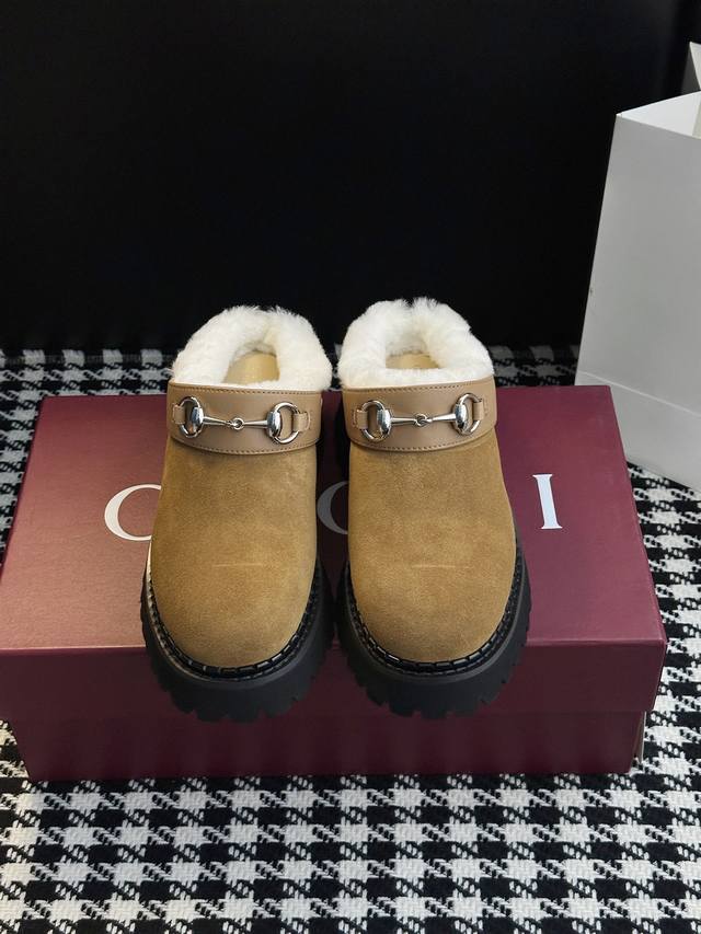 厚底乐福鞋 谁懂啊！这双鞋直接把 经典 和 时髦厚底 焊死了细腻翻毛皮裹着脚，像踩进云端的柔软厚底自带“空气感”，却又挺括有型，走路带风都藏着松弛感～复古滤镜直