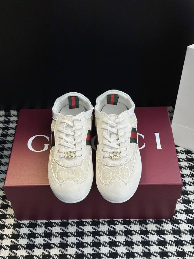 新款芭蕾舞德训鞋 谁懂啊！这双鞋直接把 经典 焊死了细腻翻毛皮裹着脚，像踩进云端的柔软厚底自带“空气感”，却又挺括有型，走路带风都藏着松弛感～复古滤镜直接拉满！