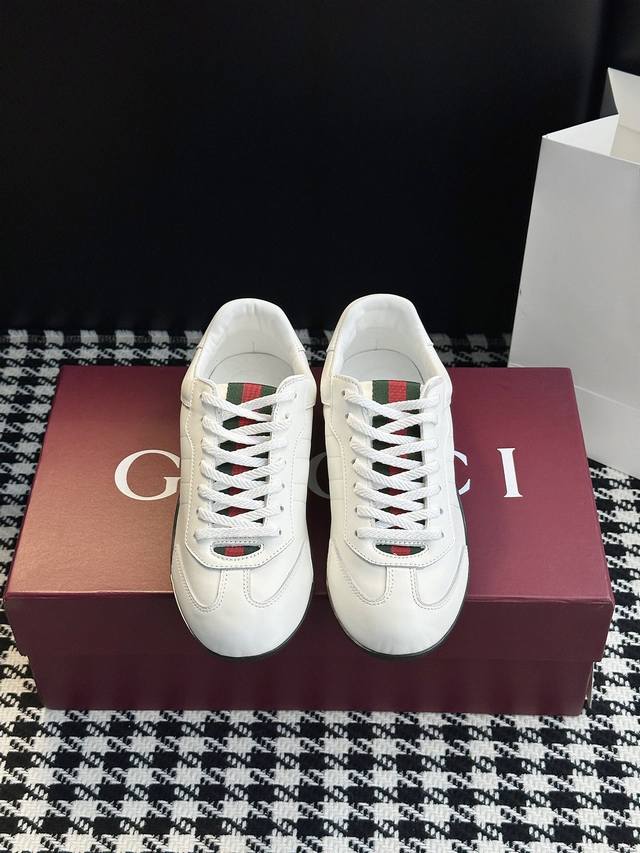 新款男女款德训鞋 谁懂啊！这双鞋直接把 经典 焊死了细腻翻毛皮裹着脚，像踩进云端的柔软厚底自带“空气感”，却又挺括有型，走路带风都藏着松弛感～复古滤镜直接拉满！