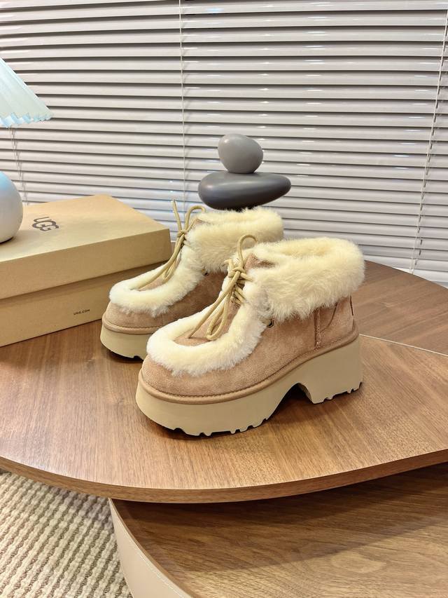 Ugg埃斯米系带短靴 忍不住分享的秋冬限定穿搭 Ugg 真的太懂秋冬了 新推出的懒人毛毛鞋 毛茸茸的慵懒中带点随性 这双埃斯米系带短靴 7厘米的厚底还有种不经意