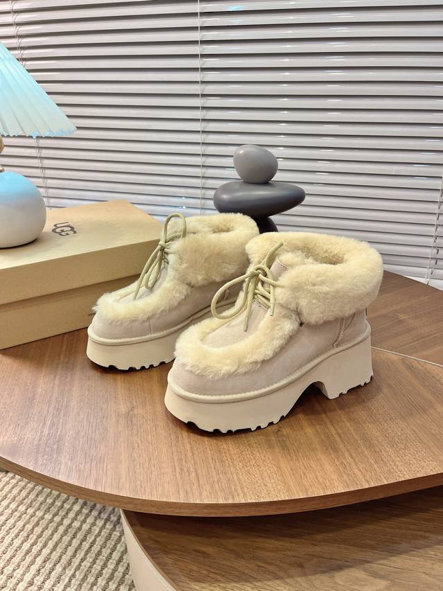 Ugg埃斯米系带短靴 忍不住分享的秋冬限定穿搭 Ugg 真的太懂秋冬了 新推出的懒人毛毛鞋 毛茸茸的慵懒中带点随性 这双埃斯米系带短靴 7厘米的厚底还有种不经意