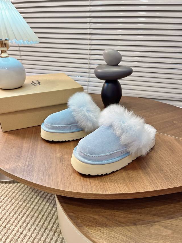 Ugg蒂茨库特秋冬新款女士休闲经典毛毛拖鞋 Ugg 秋冬新出的秋冬“踩云级”本命拖鞋，适配所有慵懒系穿搭～羊皮毛一体把双脚裹进暖呼呼的温柔里，厚底悄销垫出轻快感