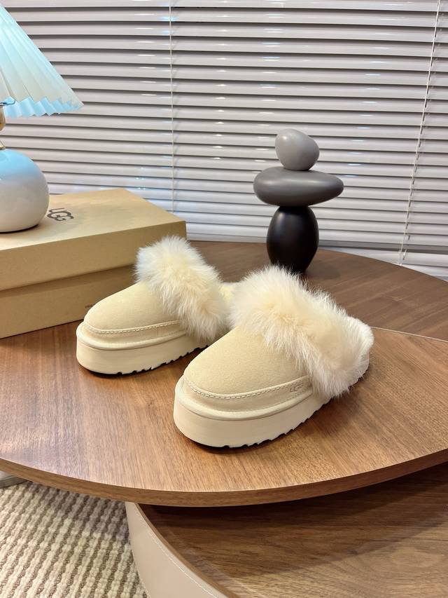 Ugg蒂茨库特秋冬新款女士休闲经典毛毛拖鞋 Ugg 秋冬新出的秋冬“踩云级”本命拖鞋，适配所有慵懒系穿搭～羊皮毛一体把双脚裹进暖呼呼的温柔里，厚底悄销垫出轻快感