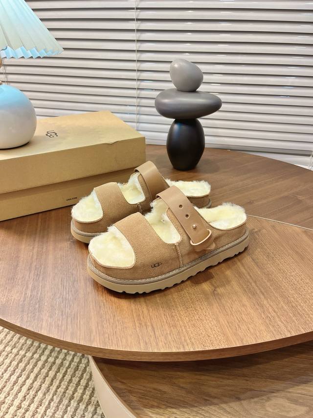 Ugg I波特舒芙蕾二字拖搭扣款 毛毛厚底拖鞋 你可以永远相信肯豆的Ugg穿 搭 女明星红毯后 Chill 出街 Look~上 脚Ugg波特舒芙蕾拖 十白短袜