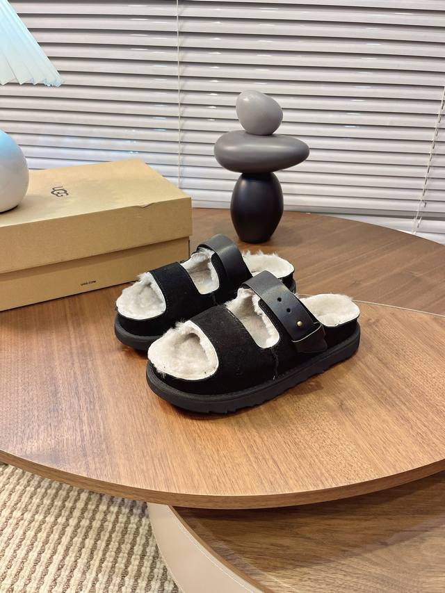 Ugg I波特舒芙蕾二字拖搭扣款 毛毛厚底拖鞋 你可以永远相信肯豆的Ugg穿 搭 女明星红毯后 Chill 出街 Look~上 脚Ugg波特舒芙蕾拖 十白短袜