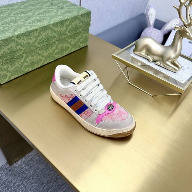 出厂价Pp男女码 市场最高版本。 Gucci古驰全新升级后套内里，顶级做旧小脏鞋，Screener 系列饰水晶运动鞋 G小脏鞋镶钻款 蓝色水钻，经典休闲情侣款，