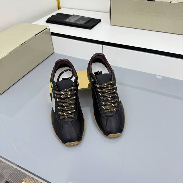 Ggdb最新款星星作旧小脏鞋新款上架 Golden Goose Ggdb百搭两穿休闲鞋双色鞋带，追求“完美的不完美”、品牌标志性的Lived-In 岁月留痕，独