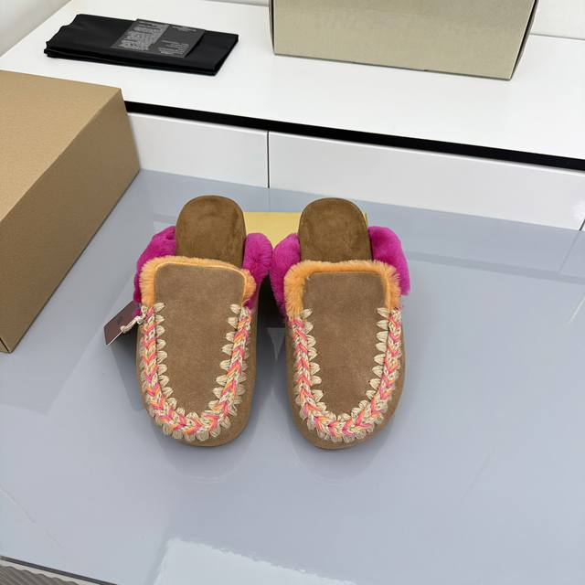 Mou 复古巴恩系毛毛靴 秋冬氛围感 Mou爱斯基摩羊皮毛一体毛拖 . 兼顾时髦与温暖的秋冬单品！鞋面采用澳洲进口的羊皮毛一体皮料，结合低调不张扬的水钻，手工钩