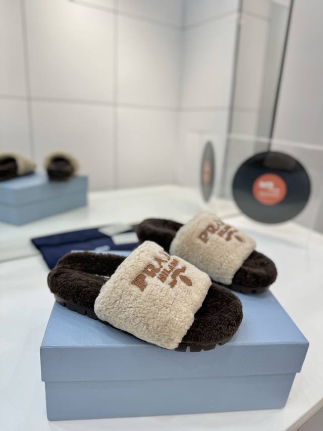 出厂价P 普拉达秋冬新款毛拖，毛毛鞋，可外穿 不管居家还是外穿都是品味的象征性！ 秋冬搭配袜子 那更是太绝太绝了 鞋面：进口澳洲真羊毛 手感细腻柔软丝滑 大底：