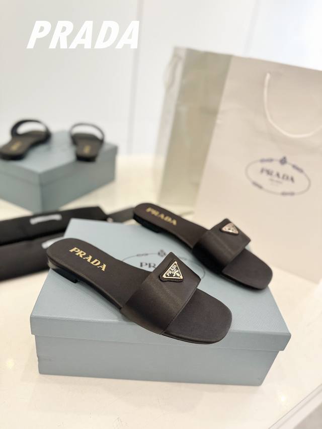工厂P价 普拉达最新爆款三角标拖鞋 性价比版本 采用顶级牛皮开边珠、进口高档真丝面料做材料 细嫩柔滑 私模高清合金三角标 配上通勤率极高的真皮大底 一款不需要小
