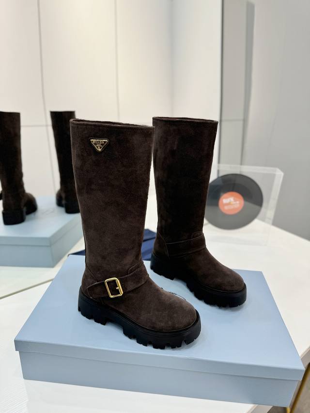 工厂P价 Prada 长靴子 今年的大爆款！！贼好看！Prada靴子真的很哇塞！上脚大气显腿瘦气质这块刚好拿捏 众多明星网红最爱，Prad最经典的三角标，前拉链