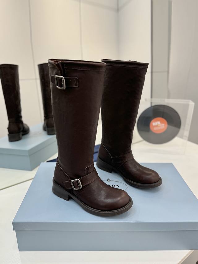 工厂P价 普拉达西部牛仔靴短靴马丁靴 采用优质小牛皮材质，柔软舒适，上脚超级显腿长！ 厚底设计稳重，防滑橡胶大底，舒适耐穿！ 搭配裤装裙装都很合适，成为衣橱里的