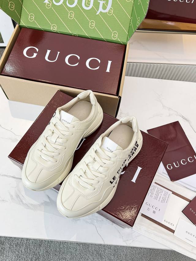 Gucci 老爹鞋，踩出你的奢华宣言 厌倦了千篇一律？渴望在人群中脱颖而出？Gucci 老爹鞋；正是你衣橱里缺失的那件风格利器！ 经典重塑，复古回潮：汲取 年代