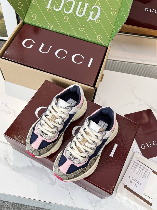 Gucci 老爹鞋，踩出你的奢华宣言 厌倦了千篇一律？渴望在人群中脱颖而出？Gucci 老爹鞋；正是你衣橱里缺失的那件风格利器！ 经典重塑，复古回潮：汲取 年代
