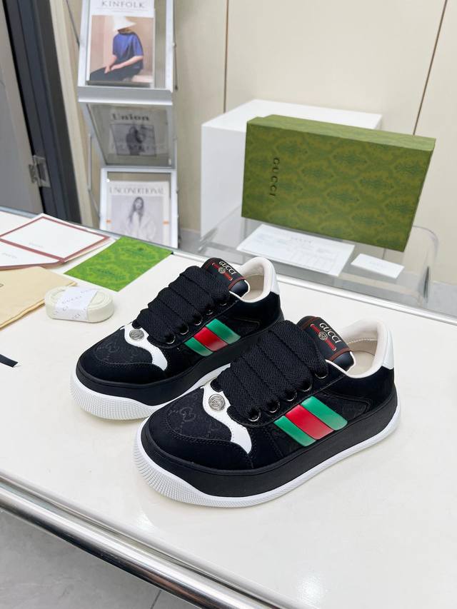 顶级版本G家最新爆款老爹鞋引潮流的步伐全新系列继续从其他时代的日常生活中寻找灵感,并融入当下的设计精髓3D印花进口头层粒面牛皮制作,饰以经典双 G 字母交织图案