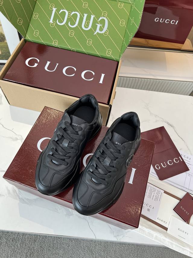 Gucci 老爹鞋，踩出你的奢华宣言 厌倦了千篇一律？渴望在人群中脱颖而出？Gucci 老爹鞋；正是你衣橱里缺失的那件风格利器！ 经典重塑，复古回潮：汲取 年代