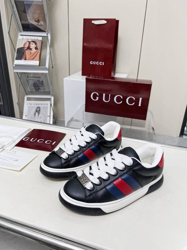 Gucci 4最新款顶级版本面包鞋重磅来袭。集合了经典小白鞋与古典元素，优美的线条搭配高端工艺，每一次的更新，都将引领时尚潮流。 配码：35-40 40 45