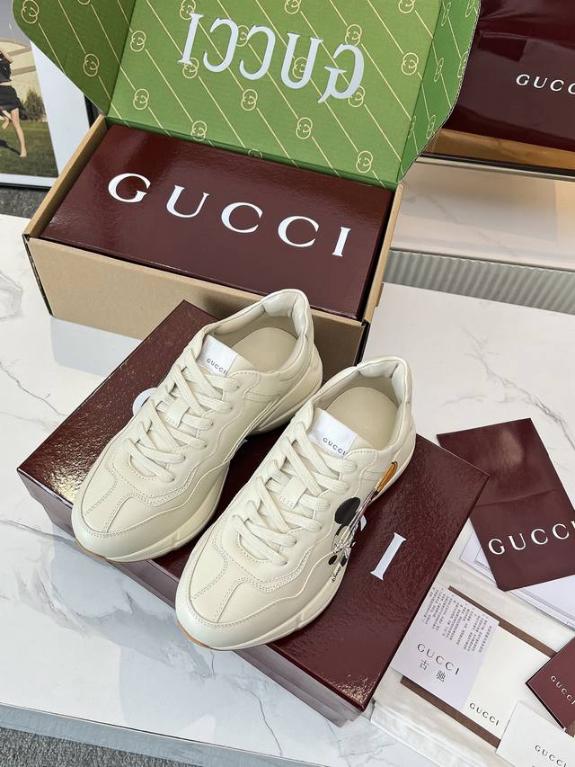 Gucci 老爹鞋，踩出你的奢华宣言 厌倦了千篇一律？渴望在人群中脱颖而出？Gucci 老爹鞋；正是你衣橱里缺失的那件风格利器！ 经典重塑，复古回潮：汲取 年代