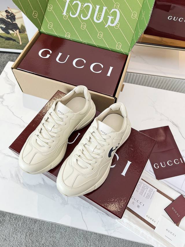 Gucci 老爹鞋，踩出你的奢华宣言 厌倦了千篇一律？渴望在人群中脱颖而出？Gucci 老爹鞋；正是你衣橱里缺失的那件风格利器！ 经典重塑，复古回潮：汲取 年代