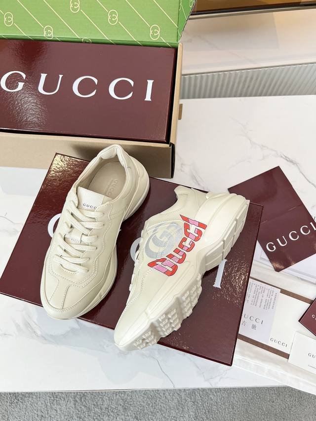 Gucci 老爹鞋，踩出你的奢华宣言 厌倦了千篇一律？渴望在人群中脱颖而出？Gucci 老爹鞋；正是你衣橱里缺失的那件风格利器！ 经典重塑，复古回潮：汲取 年代