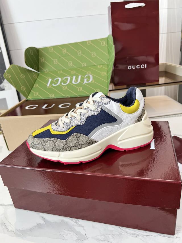 Gucci 老爹鞋，踩出你的奢华宣言 厌倦了千篇一律？渴望在人群中脱颖而出？Gucci 老爹鞋；正是你衣橱里缺失的那件风格利器！ 经典重塑，复古回潮：汲取 年代