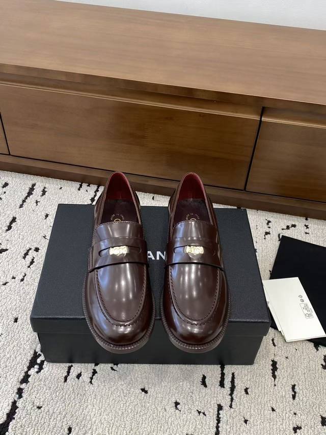 高版本 小香家单鞋Chane*｜，大爆款！小香2025官网香奈儿秋冬系列新品乐福鞋满满的复古风 秀气的鞋型 看着就很讨喜，小圆头 衬托脚也变得瘦瘦的，上脚给人就