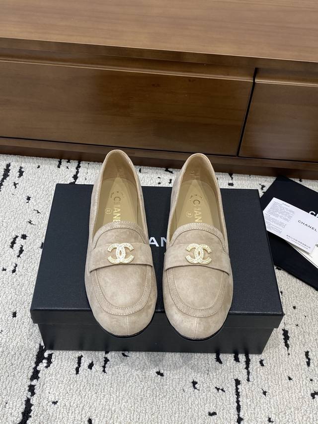 高版本 2025小香 本季秋冬季必备单品！！ 香奈儿秋冬重工爆款 小红书力推款，怎么搭配都好看，时髦精必备，香奈儿女士钟爱简约又难以抗拒系搭配展现与众不同的穿搭