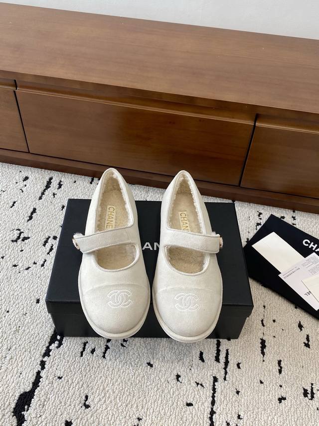 高版本 Chanel25S香奈儿真皮大底毛毛鞋，早秋系列火爆上新，这一季香家小爆款！ 真的一眼爱了，经典拼色完美搭配！ 真的超级有个性，是这款鞋子最大的亮点，醒