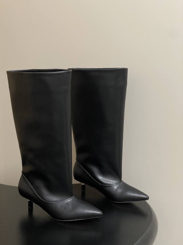 Jacquemus25Fw秋冬新款 尖头宽筒一脚蹬矮跟长靴小猫跟长筒靴子 黑色长靴界的“时髦尖子生” 利落尖头+小猫跟 大靴筒太鲨我 气场直接拉满 走哪都是焦点