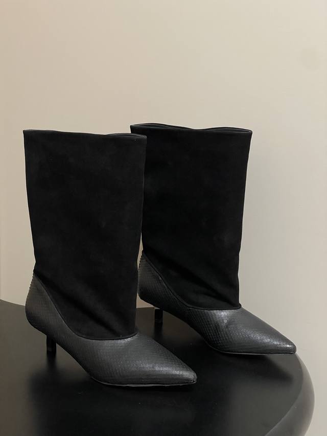 Jacquemus25Fw秋冬新款 拼接风尖头细跟中筒靴小猫跟宽筒靴 麂皮材质柔软有质感，蛇纹皮革则增添野性与高级感，两种材质的拼接工艺精细，色彩过渡自然，提升